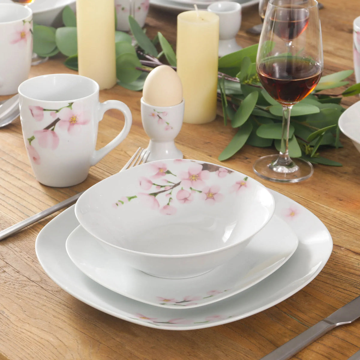 VEWEET Porcelain Dinnerware Set With Plates Bowls Cups And Saucers